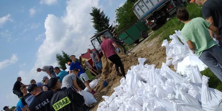 Grębów: Sytuacja w Jamnicy pod kontrolą. Pomogli mieszkańcy.