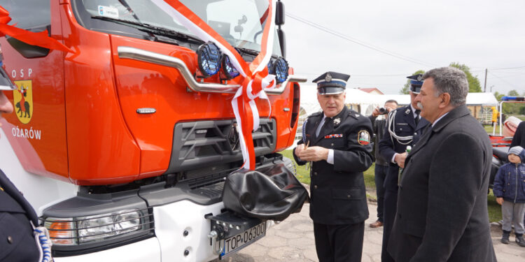 Ożarów: Nowy wóz dla strażaków