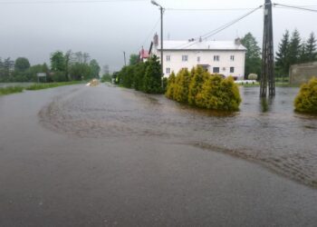 Mielec:  Woda odsłania szkody w gminie Wadowice Górne.