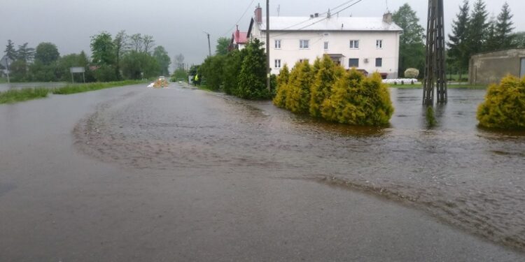 Mielec: Woda odsłania szkody w gminie Wadowice Górne.