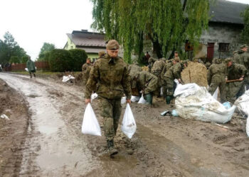 Podkarpacie: Podkarpaccy terytorialsi pomagają walczyć z powodzią