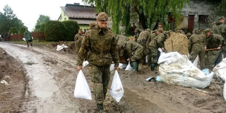Podkarpacie: Podkarpaccy terytorialsi pomagają walczyć z powodzią