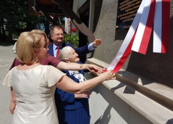 Tarnobrzeg. W Mokrzyszowie odsłonięto tablicę pamiątkową poświęconą lekarzowi pediatrze, Oldze Blance Lilien.