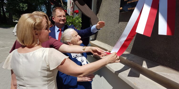 Tarnobrzeg. W Mokrzyszowie odsłonięto tablicę pamiątkową poświęconą lekarzowi pediatrze, Oldze Blance Lilien.