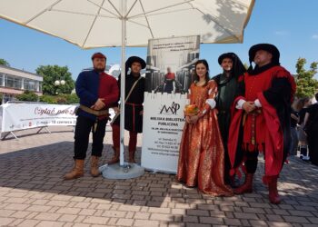 Tarnobrzeg. Cudka czytała wiersze mieszkańcom.