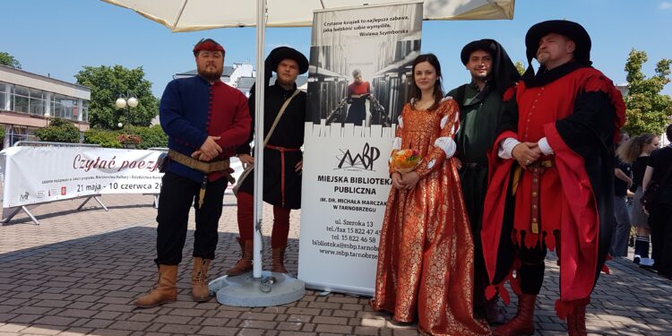 Tarnobrzeg. Cudka czytała wiersze mieszkańcom.