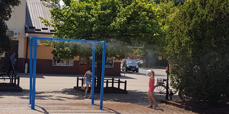 Tarnobrzeg. Kurtyna wodna stanęła na Placu Bartosza Głowackiego.