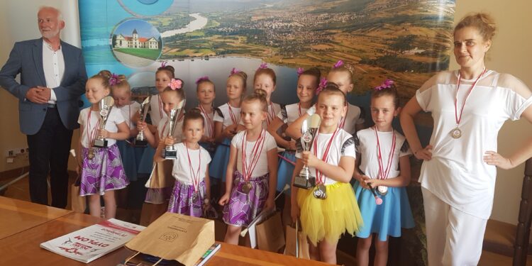 Tarnobrzeg. „Blask” błysnął na Mistrzostwach Polski Mażoretek.