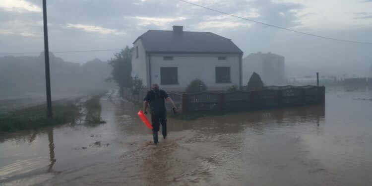 Region, Modliborzyce: Caritas Diecezji Sandomierskiej organizuje pomoc dla mieszkańców zalanych gospodarstw z Wierzchowisk i Pasieki.