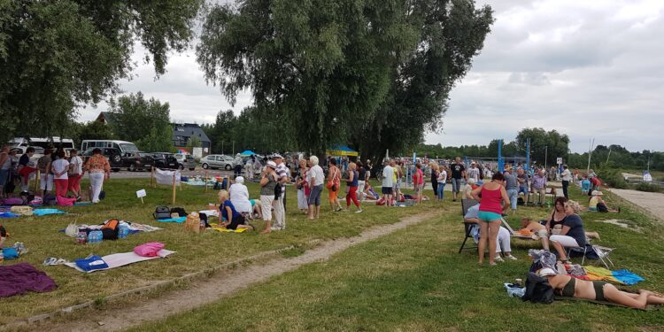 Tarnobrzeg. Ponad 700 seniorów nad Jeziorem Tarnobrzeskim.