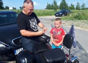 Łoniów: Motocykle, dmuchańce i pies czyli popołudnie pełne atrakcji w Domach dla Dzieci i Młodzieży w Łoniowie.