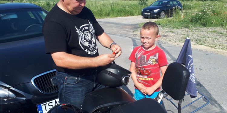 Łoniów: Motocykle, dmuchańce i pies czyli popołudnie pełne atrakcji w Domach dla Dzieci i Młodzieży w Łoniowie.