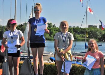 Tarnobrzeg. Trzy zawodniczki „Kotwicy” po regatach na Bagrach. Jest Mistrzostwo Małopolski.