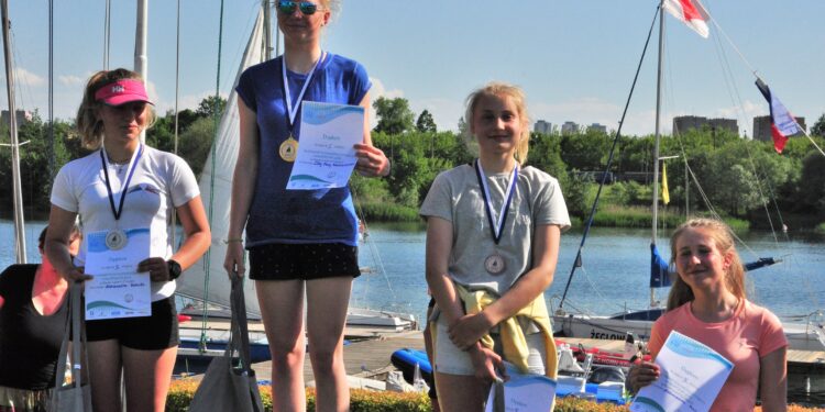 Tarnobrzeg. Trzy zawodniczki „Kotwicy” po regatach na Bagrach. Jest Mistrzostwo Małopolski.