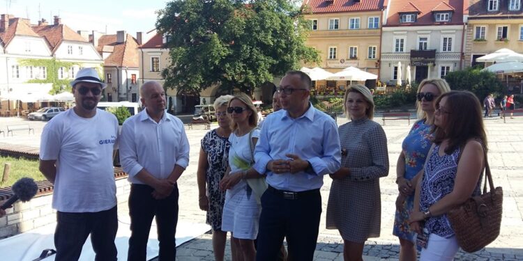 Sandomierz: Polityka na luzie