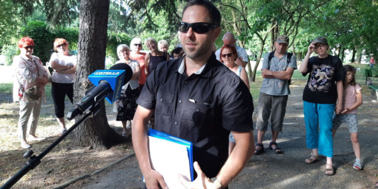 Stalowa Wola: Konferencja ws wycinki drzew na placu.