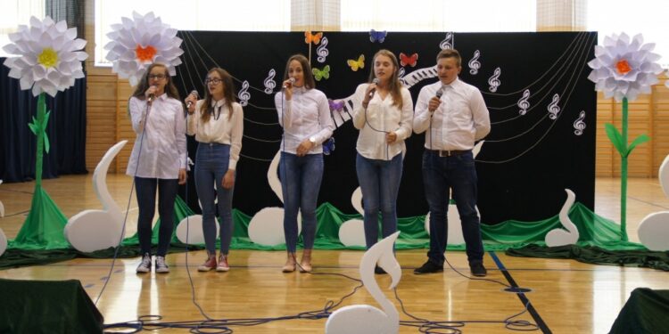 Cmolas: Festiwal Piosenki.