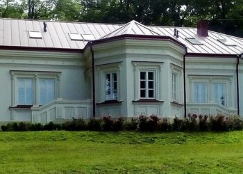 Dzikowiec: Uratowali zabytkowy dworek