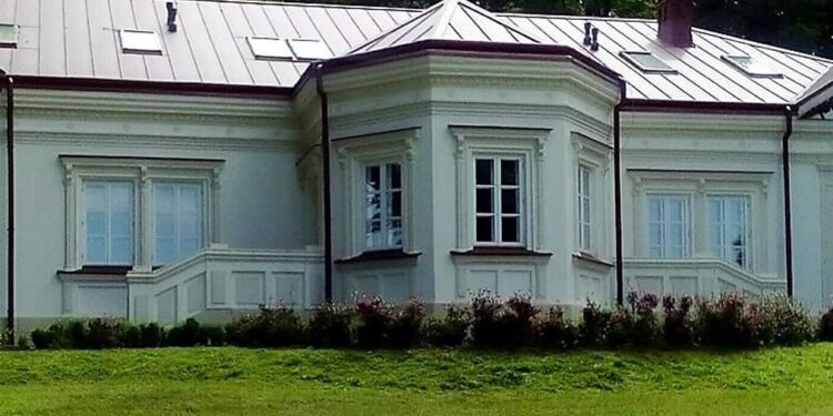 Dzikowiec: Uratowali zabytkowy dworek