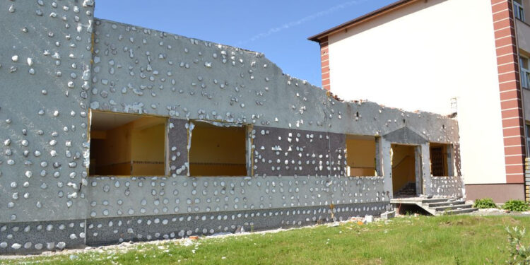 Stany: Budowa hali sportowej z pływalnią rozpoczęła się od rozbiórki