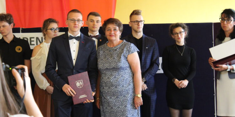 Ostrowiec Św.: Stypendia starosty