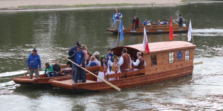 Ulanów: Flisacy z Ulanowa promują polskie flisactwo nie tylko w Polsce