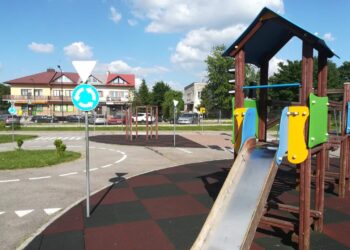 Kolbuszowa: Niebezpiecznie na placu zabaw