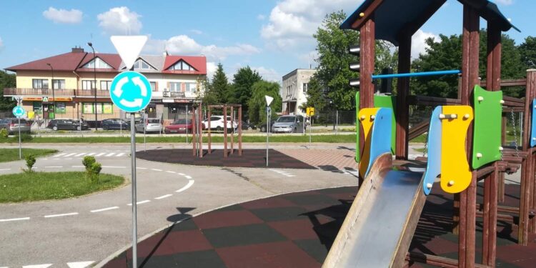 Kolbuszowa: Niebezpiecznie na placu zabaw