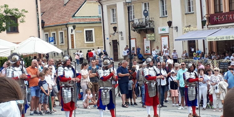 Sandomierz: Wystawcy, rekonstrukcje historyczne i koncerty czyli drugi dzień Jarmarku Jagiellońskiego.