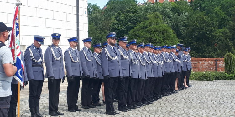 Sandomierz: Awanse, nagrody i pionierska publikacja o sandomierskich funkcjonariuszach czyli powiatowe obchody Święta Policji.