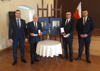 Sandomierz: Uhonorowano kpt. Tadeusza Kucharskiego ‚Rzewuskiego’ oraz kaprala podchorążego Jerzego Tadeusza Kucharskiego ‚Lisa’ – żołnierzy AK Sandomierz.