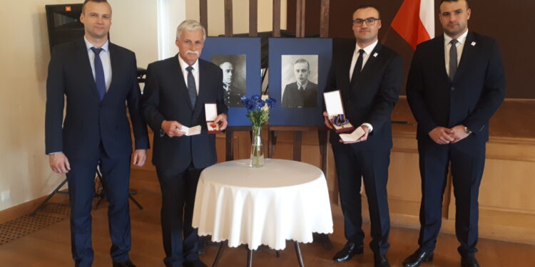 Sandomierz: Uhonorowano kpt. Tadeusza Kucharskiego ‚Rzewuskiego’ oraz kaprala podchorążego Jerzego Tadeusza Kucharskiego ‚Lisa’ – żołnierzy AK Sandomierz.