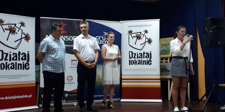 Rytwiany: Uroczyste podpisanie umów z grantobiorcami z powiatu staszowskiego w ramach konkursu „Działaj lokalnie”.