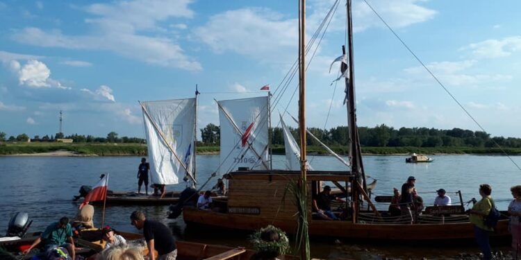 Sandomierz: Parada łodzi i koncerty nad Wisłą.