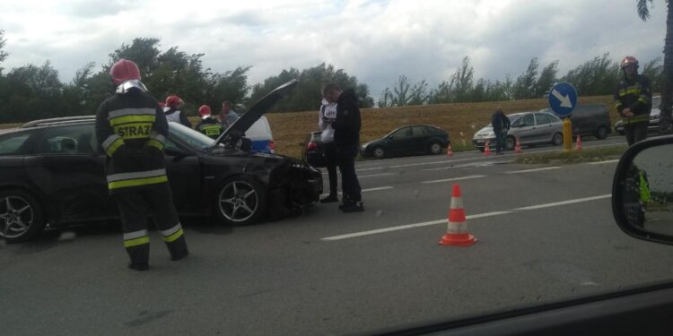 Tarnobrzeg: Zderzenie 3 aut przy wjeździe nad Jezioro Tarnobrzeskie