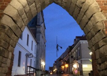 Sandomierz: „Flisak” Jerzego Kędziory znów balansuje nad ulicą Opatowską.