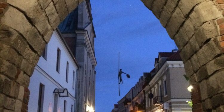 Sandomierz: „Flisak” Jerzego Kędziory znów balansuje nad ulicą Opatowską.