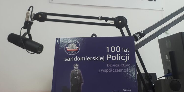 Sandomierz: Pionierska publikacja o sandomierskich funkcjonariuszach w stulecie powołania Policji Państwowej.