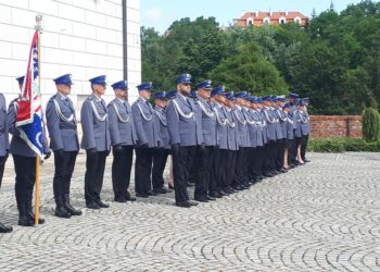 Sandomierz: Awanse, nagrody i pionierska publikacja o sandomierskich funkcjonariuszach czyli powiatowe obchody Święta Policji.