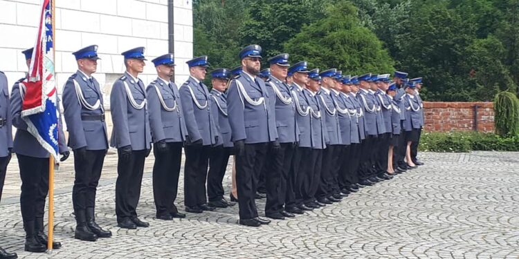 Sandomierz: Awanse, nagrody i pionierska publikacja o sandomierskich funkcjonariuszach czyli powiatowe obchody Święta Policji.