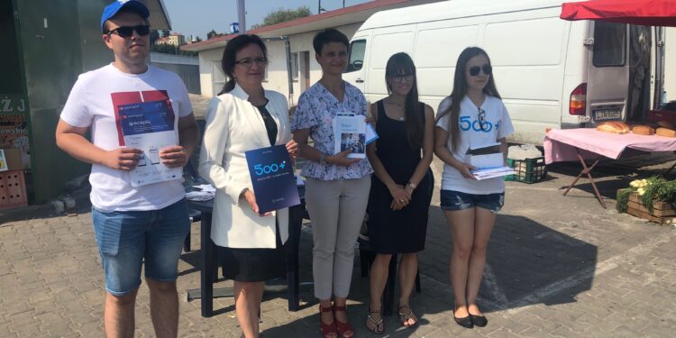 Sandomierz: Wojewoda Agata Wojtyszek przybliżała mieszkańcom program „Rodzina 500+”.