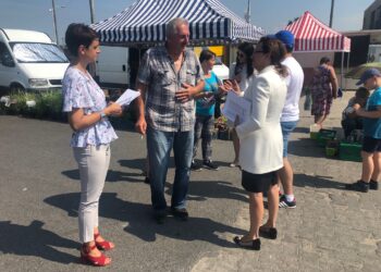 Sandomierz: Wojewoda Agata Wojtyszek przybliżała mieszkańcom program „Rodzina 500+”.