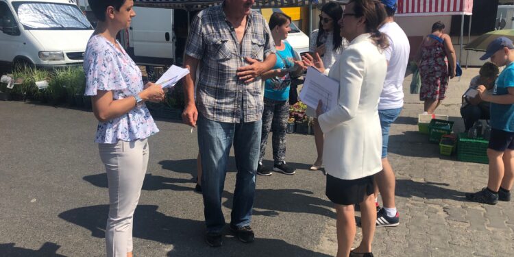 Sandomierz: Wojewoda Agata Wojtyszek przybliżała mieszkańcom program „Rodzina 500+”.