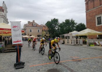 Sandomierz: Przejechali kolarze Międzynarodowego Wyścigu Kolarskiego 'Solidarności i Olimpijczyków’.
