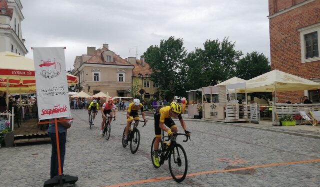 Sandomierz: Przejechali kolarze Międzynarodowego Wyścigu Kolarskiego 'Solidarności i Olimpijczyków’.