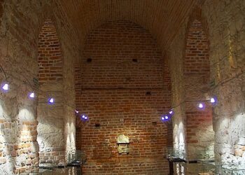 Sandomierz: Krzemień pasiasty w biżuterii i małych formach złotniczych.