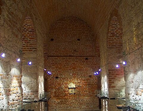 Sandomierz: Krzemień pasiasty w biżuterii i małych formach złotniczych.