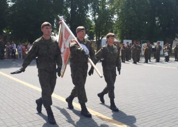 Sandomierz: Sandomierscy strzelcy przekazali sztandar 2 PP Legionów AK w depozyt  10 Świętokrzyskiej Brygadzie Obrony Terytorialnej.