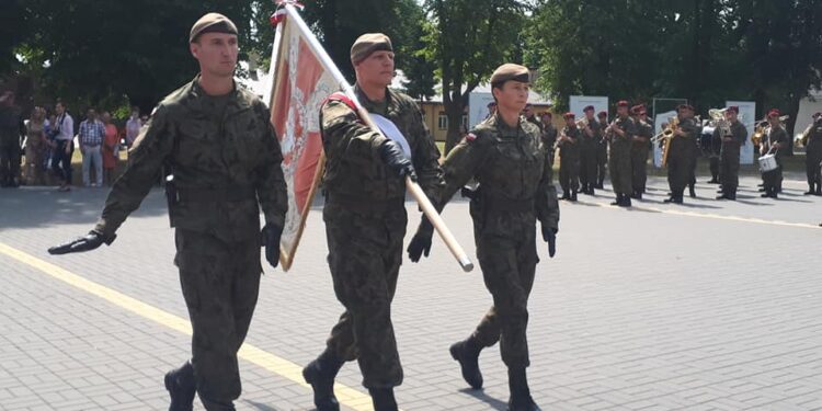 Sandomierz: Sandomierscy strzelcy przekazali sztandar 2 PP Legionów AK w depozyt  10 Świętokrzyskiej Brygadzie Obrony Terytorialnej.