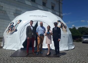 Sandomierz: Wirtualna podróż w przeszłość na dziedzińcu Zamku Królewskiego.